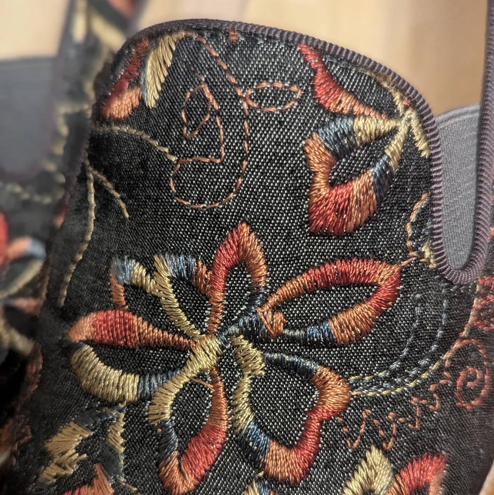 David Tate Kindle ~ Floral Embroidered Black Wedge Heels NWOT Size 9.5M